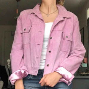 - Vintage, rosa suedejacka med silkesfoder! Storlek 44 men passar mindre storlekar beroende på önskad passform. For referance, jag har storlek 36-38. För mer info se min profil eller skriv!