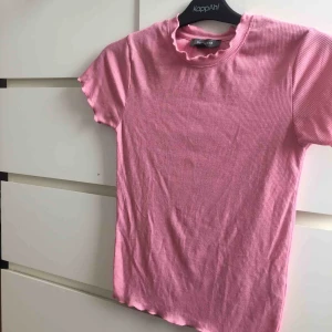  - Snygg T-shirt med veck vid ärmarna, halsen och nere. 