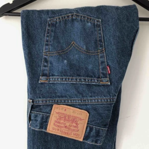  - Avklippta Levi’s 517’s! Helt nya, använda endast ett fåtal gånger. Som visat på bilderna har de några mystiska vita fläckar på ena bakfickan, men det är ingenting man tänker på irl! 