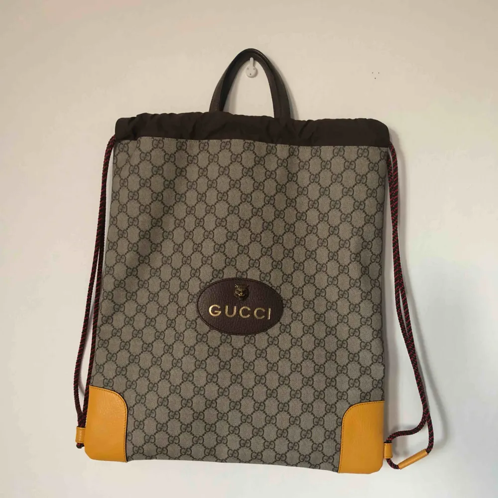 Gucci draw string bag (ryggsäck) 38x45 cm, använd 2 ggr, skicket är 10/10. Kvitto finns, dustbag & guccipåse medföljer! Fler bilder kan skickas, 6000kr, pris kan absolut diskuteras vid smidigt och snabb affär 😊🥰. Väskor.