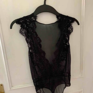  - Jättefin spetsbody, aldrig använd. Finns i Norrköping annars står köparen för frakten (ung 20kr).