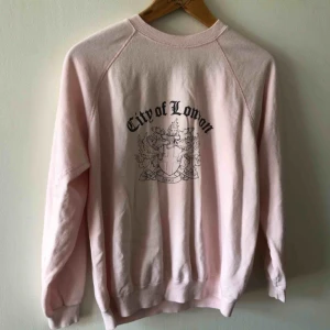  - Tröjan är kluster rosa. Vintage. Sannolikt 80-tal. Väl använd. Kan hämtas i Uppsala eller skickas