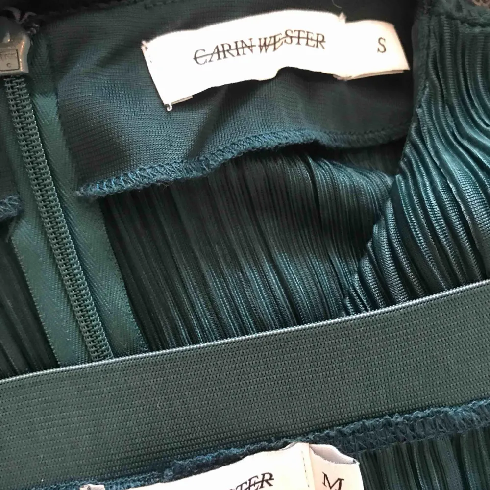 Somrigt och skönt set från Carin Wester. I fint skick. Säljes separat för 150kr styck. Eller tsm för 200. Passar både S och M, då tyget är flexibelt ✨ Hör gärna av dig vid eventuella frågor 💓. Toppar.