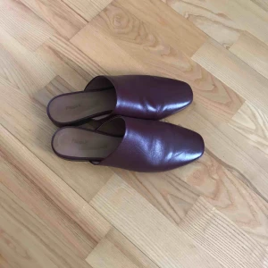  - Jättefina slippers i vinrött läder från Filippa K.