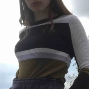  - Jätteskön ribbad långärmad, med färgerna svart, vit, ljuslila och olivgrön. Passar bra till alla årstider! 