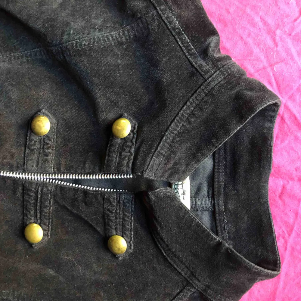 Snygg jacka i sammetsliknande material och snygg vintage stil med knappar fram. Stl S-M. Jackor.