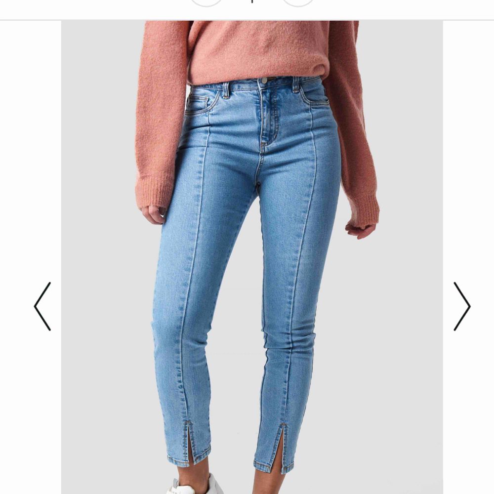 As snygga jeans med slits från NA-KD || stretchiga || storlek 36 || säljer för 90 kr + frakt . Jeans & Byxor.
