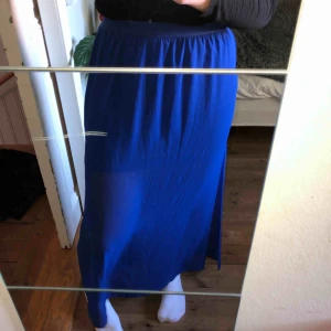  - Kjol i SUPERFIN blå färg, används inte 😩 Fraktkostnad tillkommer.