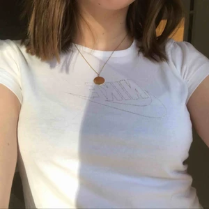  - Säljer en supersnygg Nike t-shirt. Passar mig som brukar ha S men passar nog även XS. Möts upp i Stockholm annars står köparen för frakten💘 Pris går att diskuteras