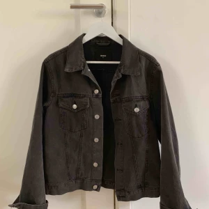  - Svart/grå jeansjacka från Bikbok, storlek M men sitter fint oversize