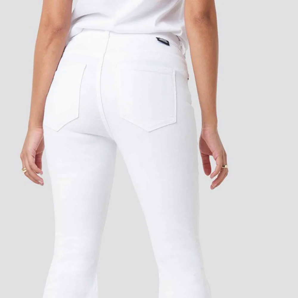 Dr denim vita bootcut jeans, är för stora för mig. . Jeans & Byxor.