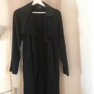  - Trench coat från bik bok, passar även Storlek S