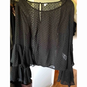  - Svart blus ifrån Nelly. Aldrig använd, storlek 38. Köparen står för frakt 