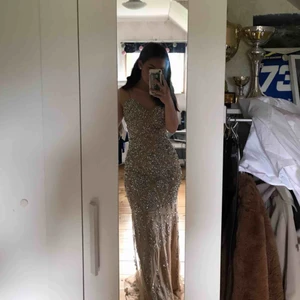  - Balklänning inköpt i maj, säljer för 950, kan gå ner i pris vid snabb affär. Swish eller mötas upp (östergötland) passar dig som är 160 cm lång o uppåt