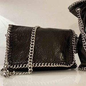  - Den perfekta lilla svarta väskan från märket TIAMO, helt i nyttskick, nypris 450kr Möts upp i Stockholm, vid frakt står köparen för avgift<333