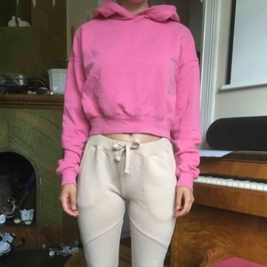  - Rosa crop hoodie. Nyskick. 
