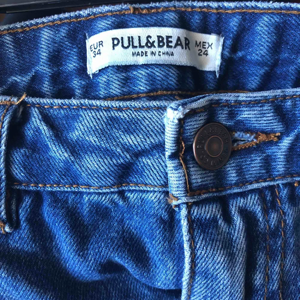 Mom jeans i bra skick från Pull&Bear . Jeans & Byxor.