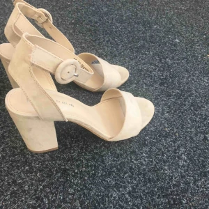  - Helt nya klackar köpta från dinsko våren 2017 endast använda en kväll då jag hade de till balen. Sedan har de inte kommit till användning. Väldigt sköna att gå i! ☀️☺️💞💃🏼