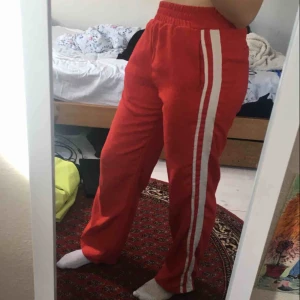  - Röda byxor med sträck på sidorna. Liten fläck. Använd några gånger 