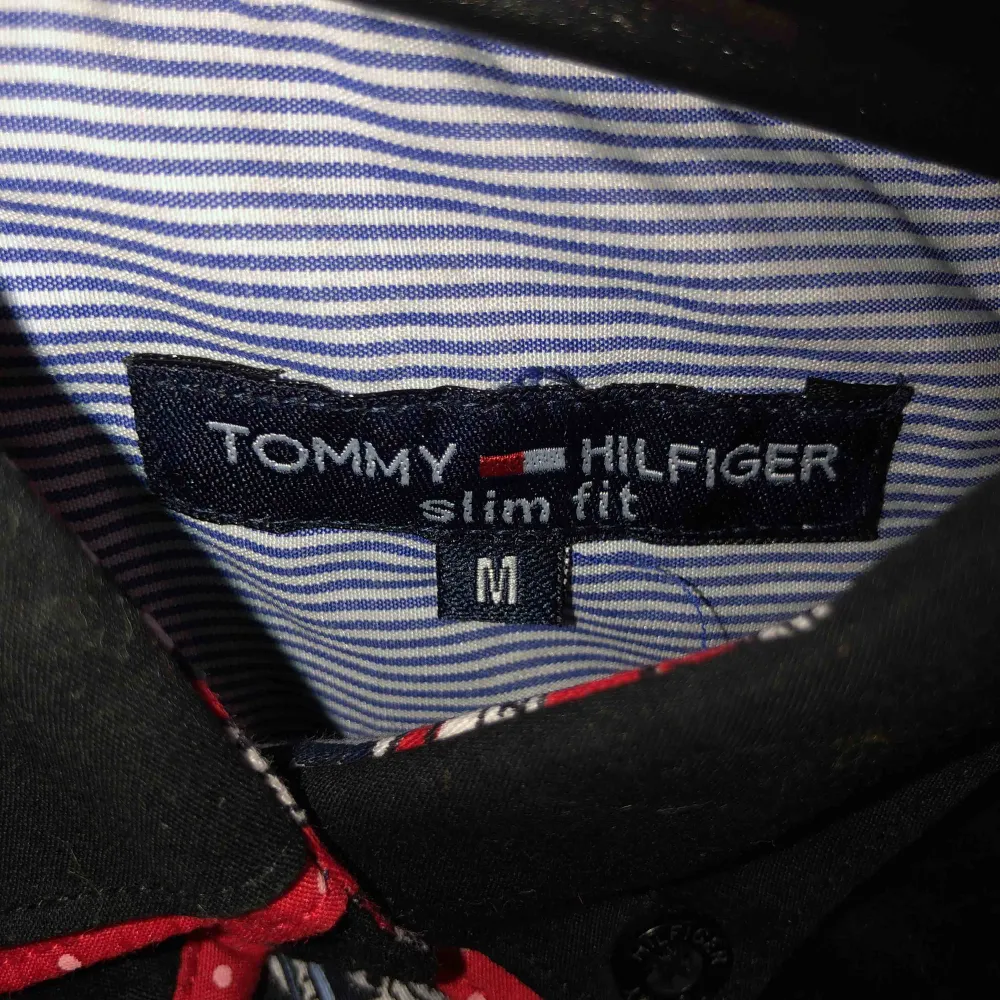 Säljer min Tommy Hilfiger skjorta (som är jätte dyr egentligen haha) men kommer aldrig använda den. Köparen står för frakten och priset går att diskuteras. Lite smutsig för hängt i garderoben, men en tvätt så är den som ny!. Skjortor.
