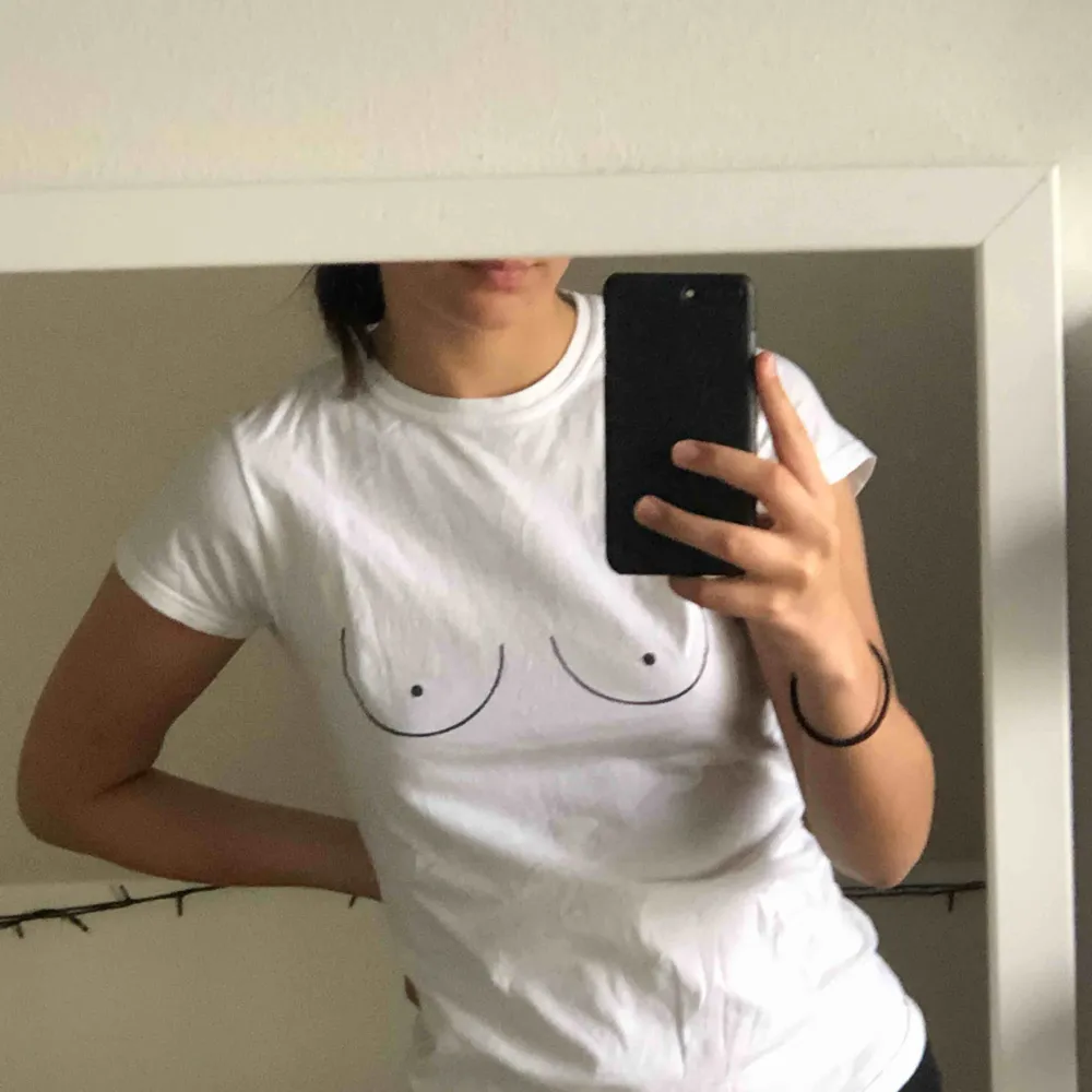 En svincool tröja från Alla Bröst. Den är i storlek M, men skulle säga att den är en S. Möts upp i Stockholm eller köparen står för frakt💞. T-shirts.