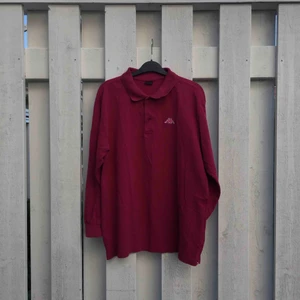  - Snygg och bekväm piké-skjorta från märket kappa. 100% bomull, storlek L. Köpt på second hand. Väl använd men i gott skick förutom en svag fläck från whiteboard-penna på magen. Borde gå bort med fläckborttagning. Frakt 50kr eller mötas i Göteborg.