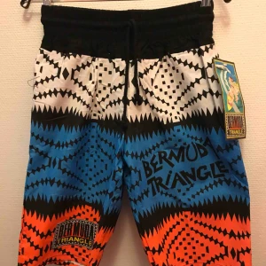  - Bermuda shorts som importerades någon gång 87-88, har några stycken i olika storlekar och färger. Skicka pm för frågor. 70:- inkl frakt!