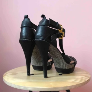  - Pumps från Tiamo i storlek 40. Säljes pga är för små för mig som har 41, de passar antagligen även om du har 40.5 i storlek.