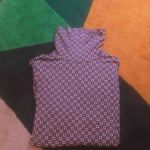  - Polotröja i underbart mönster! Perfekt under svart klänning alt. kavaj. Älskar denna, men köpte ny och har bara leget i garderoben tyvärr