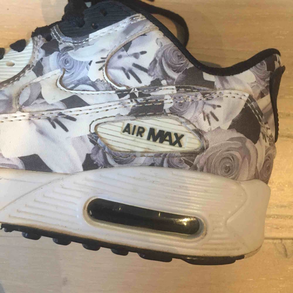 Säljer dessa snygga air Max från Nike! Dom är i begagnat skick men fortfarande väldigt fräscha! Fraktkostnad ingår i priset!. Skor.