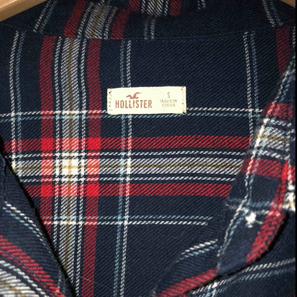 Superfin rödblå-rutig flanellskjorta från Hollister. Använd men i bra skick. Säljs då den används alldeles för sällan av mig.. Skjortor.