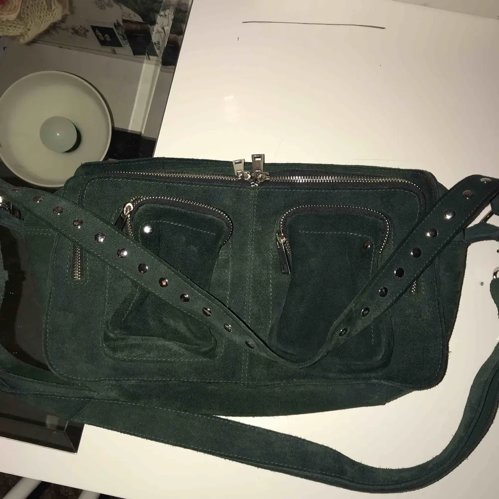 Säljer min gröna nunoo väska! Den är mörkgrön och den större modellen! Bra skick och jätte rymlig! . Väskor.