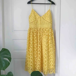  - Superhärlig sommarklänning i spets. Använd vid endast ett tillfälle