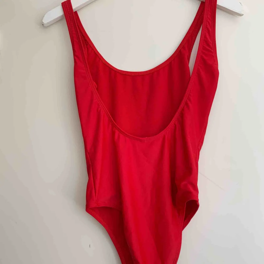 Röd bikini med urringning där bak, hög i modellen.. Övrigt.