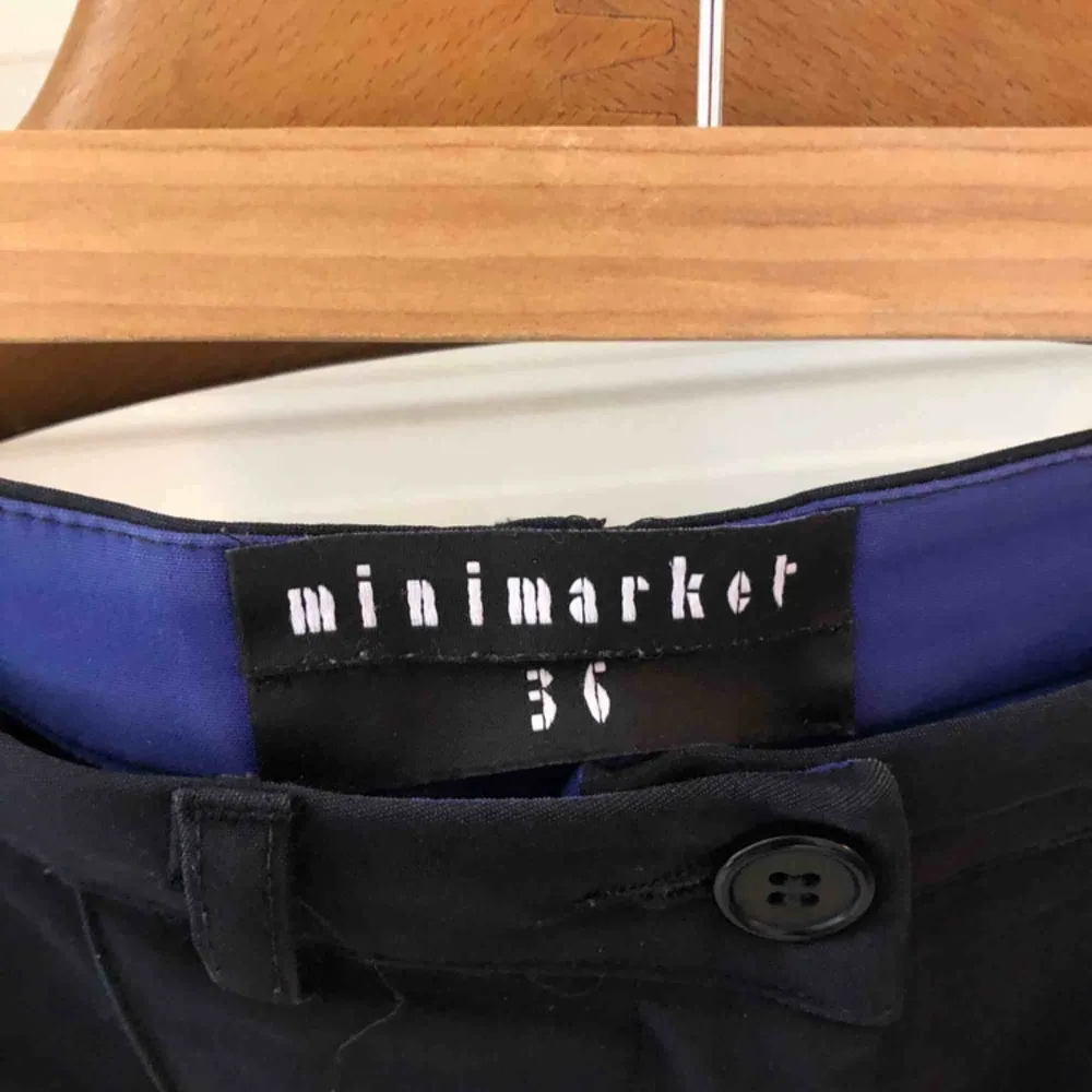 Kostymbyxor från Minimarket (innan Åhléns). Använda men i fint skick. Semiglansigt material, ankellånga med revär fram. Skickas mot fraktkostnad eller möts i Stockholm. . Jeans & Byxor.