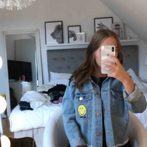  - Jeansjacka köpt i London, använd en gång, nypris 400kr