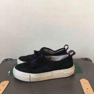  - Svarta eytys i stl 37  Pris kan diskuteras 