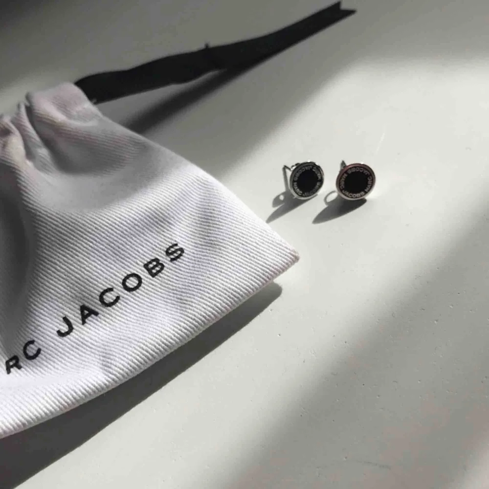 Marc Jacobs örhänget🥰 helt nya aldrig använda . Accessoarer.