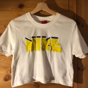 Nike vintage crop top  - Supersnygg croppad Nike-topp med vintagekänsla! Köpt second hand men förtjänar att bo hos någon som använder den oftare så säljer den därav. Cirkapris så buda gärna!