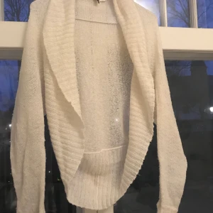 Kofta  - 🤍🤍🤍🤍 svårt att visa passform på bild men sitter super fint på! 