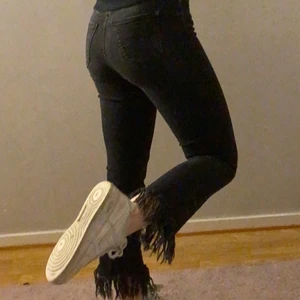 Slitningar nertill  - Fått så många komplimanger om dessa jeans! Storlek 34 från mango men är jätte stretchiga så passar en 36! 