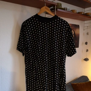 Oversize tshirt / klänning från Monki  - Nyskick! Sitter stort på stl S. Kan ha som klänning. 