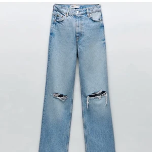 zara jeans - Storlek 38. Snygga jeans från zara. Är 174cm och de är ner fötterna på mig💕