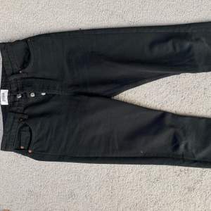 Ett par svarta raka jeans med slitningar vid benslutet. Lite croppade, så säljer p.g.a för korta på mig som är 175cm. Storlek 34, från Zara. Frakt tillkommer💓