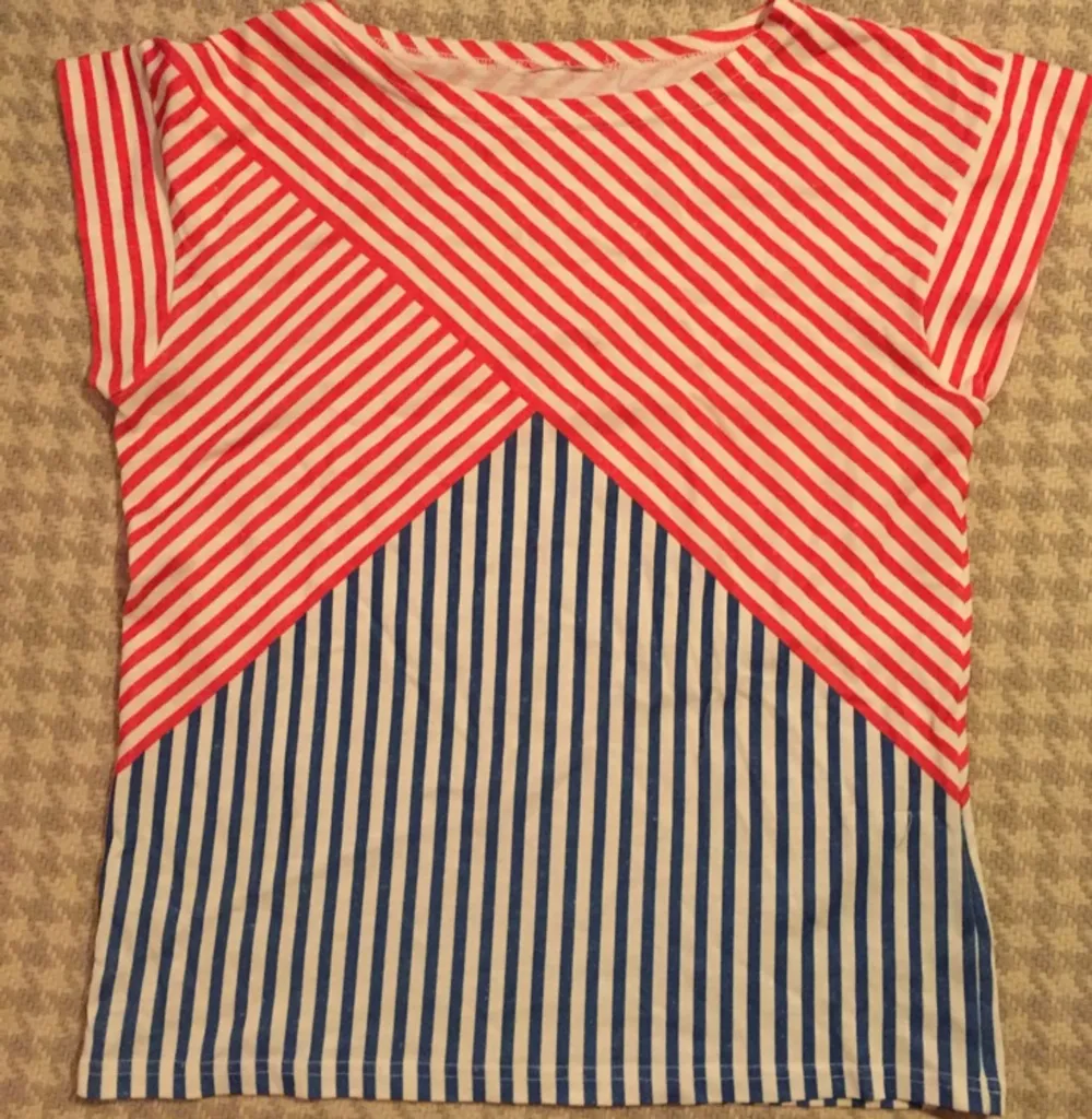 70tals t-shirt säljes. Toppskick! Troligtvis gjord i polyester. Röd-,-blå och vitrandig. . Toppar.