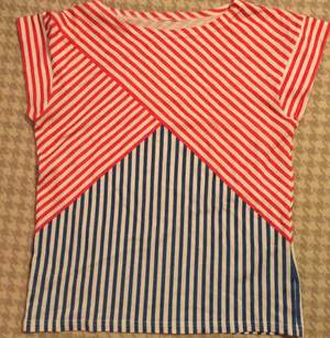70tals t-shirt säljes. Toppskick! Troligtvis gjord i polyester. Röd-,-blå och vitrandig. 