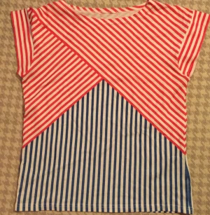  - 70tals t-shirt säljes. Toppskick! Troligtvis gjord i polyester. Röd-,-blå och vitrandig. 