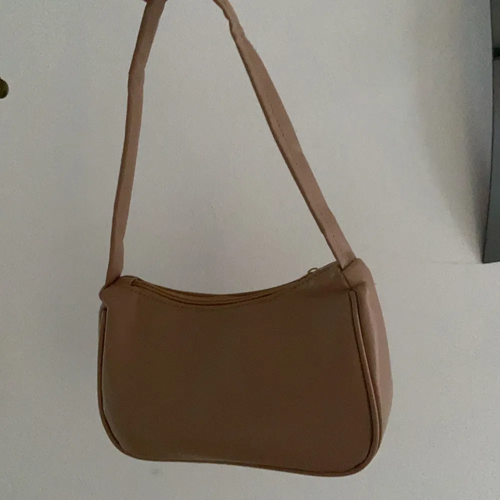 säljer snygga shoulder bags i en super fin beige färg. väskorna har aldrig använts, de är perfekt storlek och fint läder liknande material! hör av er om intresserade! säljer även i andra färger, kolla in mina andra annonser om ni är intresserade av dem, om ni köper två stycken får ni de för 300kr + frakt 42kr. annars om ni är intresserade av en så ligger priset på 159kr + 42kr frakt! hör av er om ni undrar något:). Väskor.