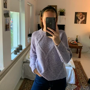 Ljuslila stickad tröja  - Säljer denna jättefina stickade tröja från Noa Noa. Aldrig använd så i toppenskick! Nypris cirka 1000kr. Storlek M men passar en S eller XS också. Köparen står för frakten! 