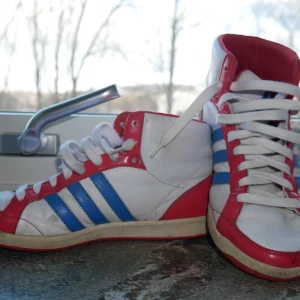 Trendiga Sneakers Adidas  - Säljer mina Adidas-sneakers som är flera år gamla men ändå i bra skick och fortfarande lika ascoola!! De är har inga hål men har ju en del fläckar och skavanker, men inget som stör supermycket om man inte tittar noga (se ex. Bild 3) De funkar på någon med storlek 38-39. Jag har strl 37 och de har ju funkat ändå! Köparen står för frakten men priset går alltid att diskueras vid snabbt köp ☀️ Hör av dig för fler bilder/info 💛